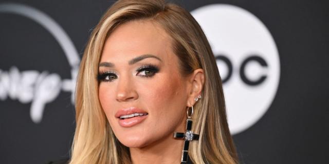 Carrie Underwood Fans Claim She Looks Unrecognizable In New Photos