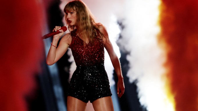 Taylor Swift’s New Album Matches ‘Red’ With Another Week At No. 1