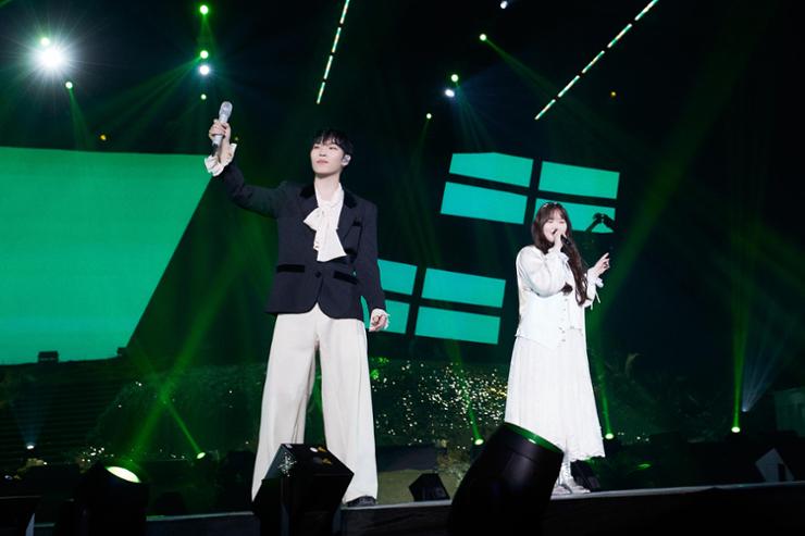AKMU Reflects on 10-Year Career with ’10VE’ Concert in K-pop Star Review
