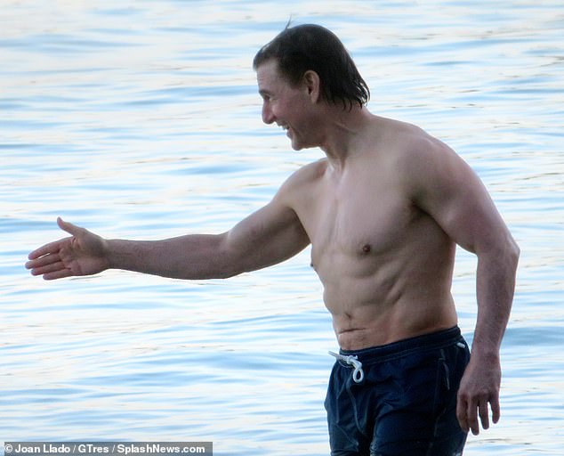 Tom Brady Flaunts Ripped Abs on Father’s Day Celebration