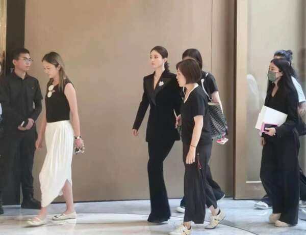 Netizens Mock Zhao Li Ying’s High Heels at Brand Event