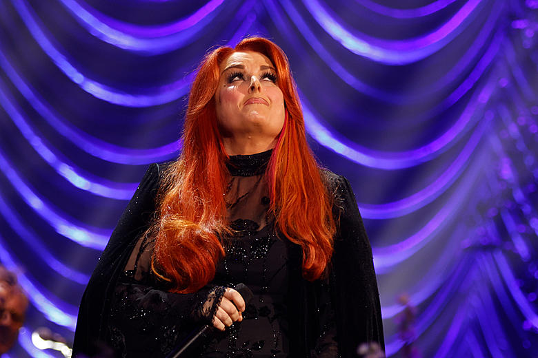 Wynonna Judd talks to late mother on stage