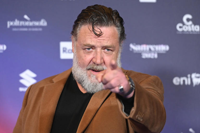 Russell Crowe Delivers Blunt Message To Comic Book Movie Actors