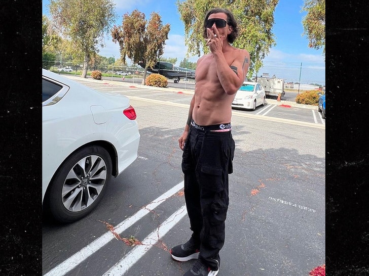 Gavin Rossdale Shirtless Showing Off Abs in Thirst Trap