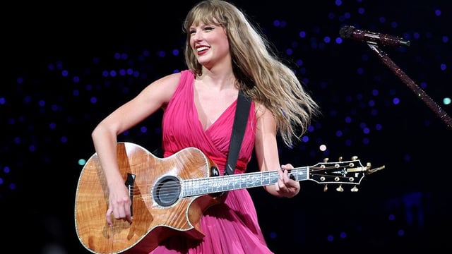 Taylor Swift Stops Song to Help Fans at Concert